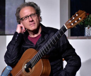 Reinhold Westerheide mit Gitarre
