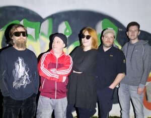 Die Band Navigation System vor einem Graffiti