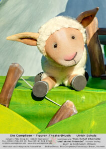 Ein Stoffschaf auf einer Wiese, Theaterstyle