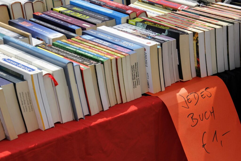 Bücher auf einem Tisch stehen zum Verkauf.