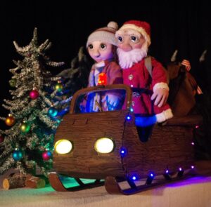 Puppentheater, Weihnachtsmann und ein Mädchen auf einem Schlitten